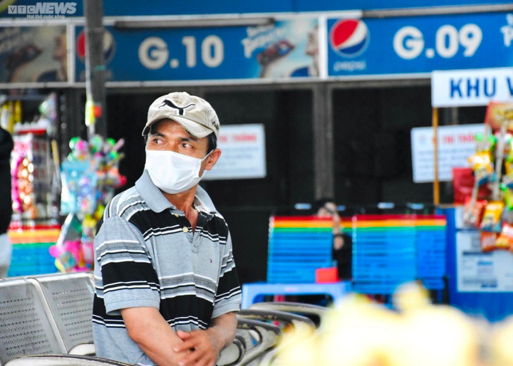 TP.HCM: Bến xe Miền Đông ngột ngạt, hành khách vất vả mua vé về quê nghỉ lễ - 6