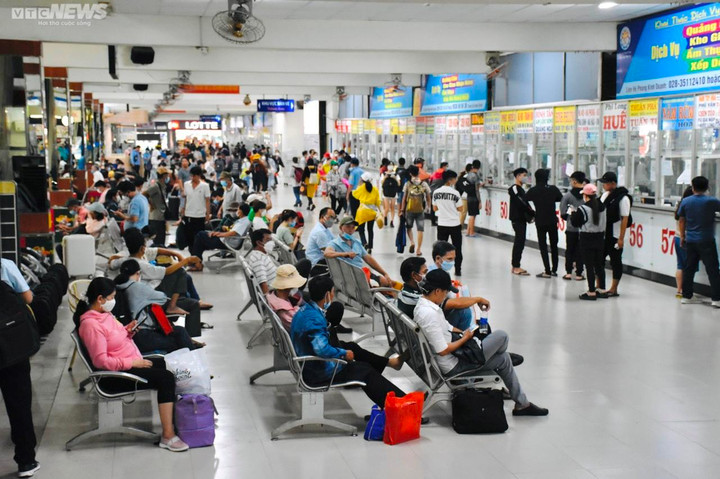 TP.HCM: Bến xe Miền Đông ngột ngạt, hành khách vất vả mua vé về quê nghỉ lễ - 7