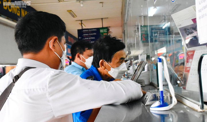TP.HCM: Bến xe Miền Đông ngột ngạt, hành khách vất vả mua vé về quê nghỉ lễ - 5
