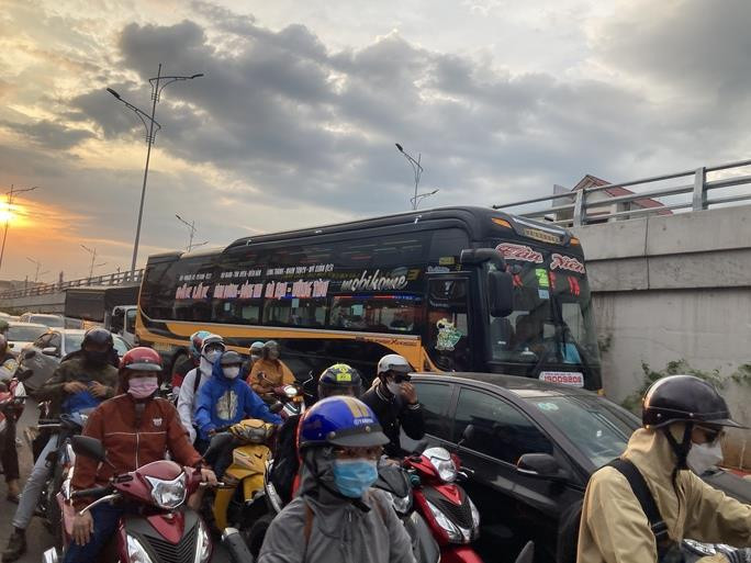 Đồng Nai: Nữ sinh bị xe ben tông tử vong trên đường đi học về - 5