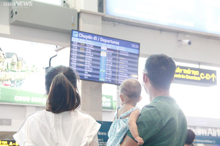 Đón lượng khách lớn dịp lễ 2/9, sân bay Tân Sơn Nhất đông nhưng không quá tải - 9