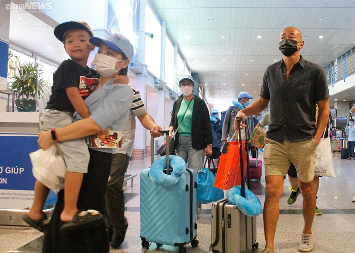 Đón lượng khách lớn dịp lễ 2/9, sân bay Tân Sơn Nhất đông nhưng không quá tải - 4