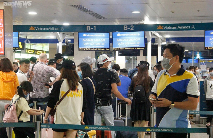Đón lượng khách lớn dịp lễ 2/9, sân bay Tân Sơn Nhất đông nhưng không quá tải - 8