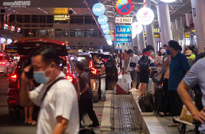 Đón lượng khách lớn dịp lễ 2/9, sân bay Tân Sơn Nhất đông nhưng không quá tải - 13