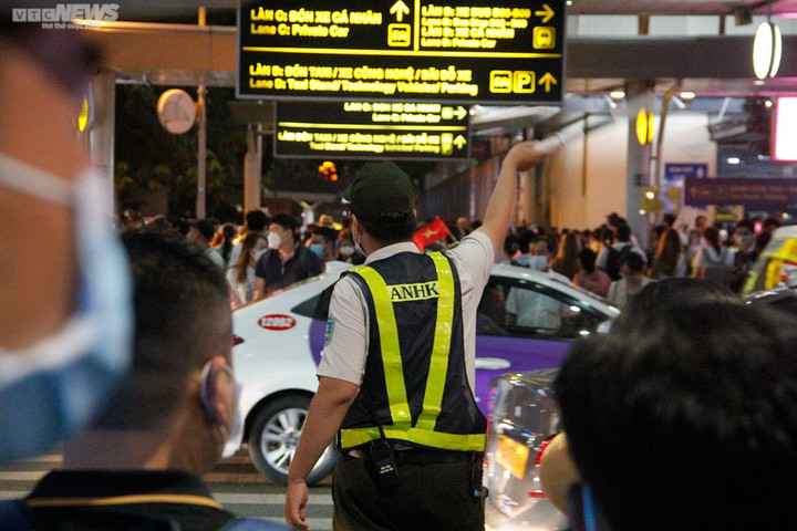 Đón lượng khách lớn dịp lễ 2/9, sân bay Tân Sơn Nhất đông nhưng không quá tải - 10