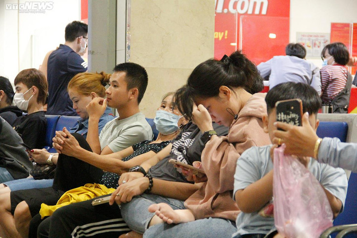 Đón lượng khách lớn dịp lễ 2/9, sân bay Tân Sơn Nhất đông nhưng không quá tải - 7