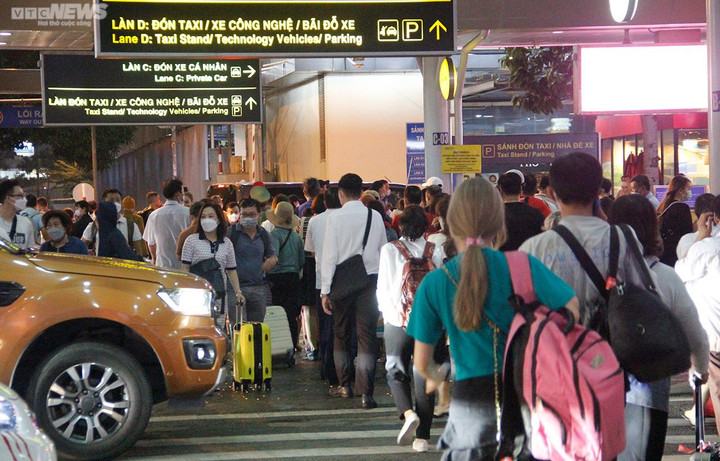 Đón lượng khách lớn dịp lễ 2/9, sân bay Tân Sơn Nhất đông nhưng không quá tải - 12