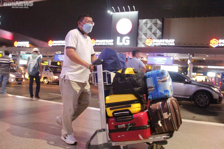 Đón lượng khách lớn dịp lễ 2/9, sân bay Tân Sơn Nhất đông nhưng không quá tải - 5