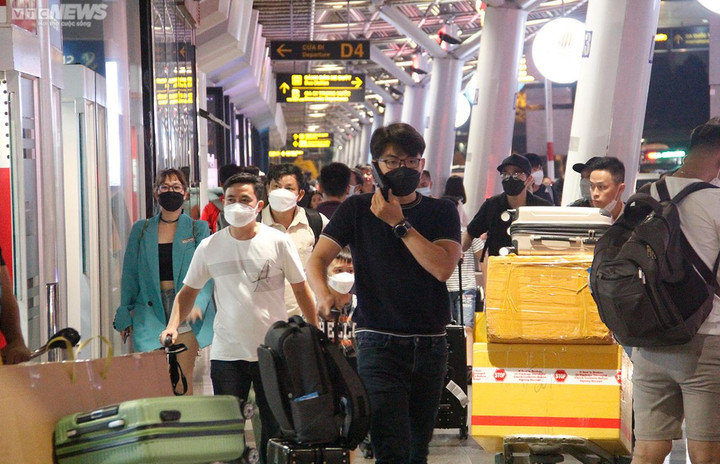 Đón lượng khách lớn dịp lễ 2/9, sân bay Tân Sơn Nhất đông nhưng không quá tải - 6