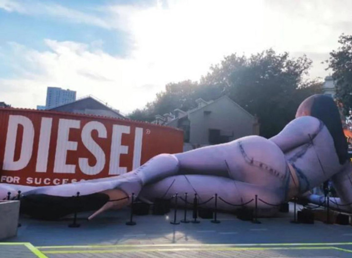 Búp bê khổng lồ trên phố khiến người dân Thượng Hải 'ám ảnh' - 2