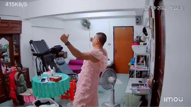 Mở camera kiểm tra, vợ 'bắt quả tang' hành động lạ của chồng khi ở nhà một mình - 5