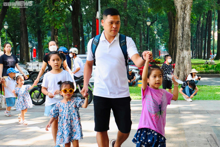 TP.HCM: Người dân 'chen chân' vui chơi trong ngày đầu nghỉ lễ - 3
