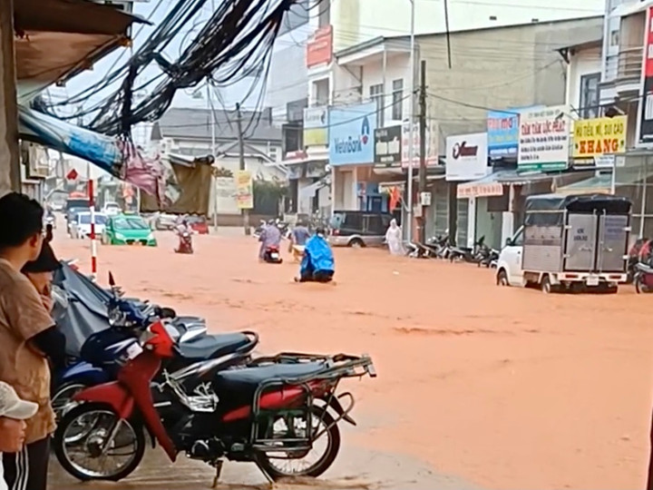 Ảnh: Mưa như trút, Đà Lạt ngập trong biển nước ngày đầu nghỉ lễ - 4