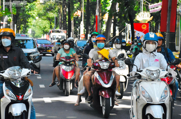 TP.HCM: Người dân 'chen chân' vui chơi trong ngày đầu nghỉ lễ - 1