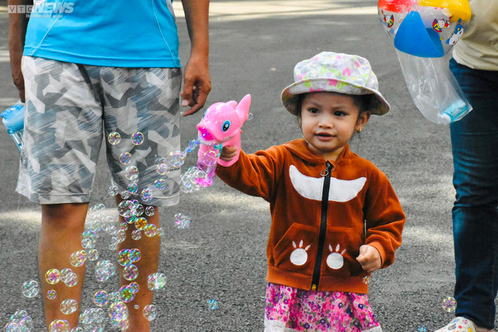 TP.HCM: Người dân 'chen chân' vui chơi trong ngày đầu nghỉ lễ - 12