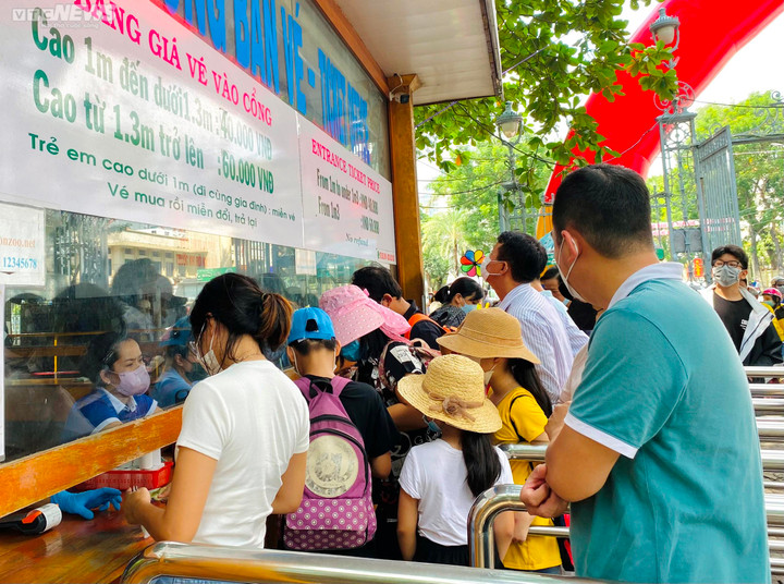 TP.HCM: Người dân 'chen chân' vui chơi trong ngày đầu nghỉ lễ - 9