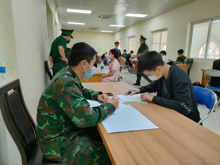 Thêm 26 người Việt ở Campuchia được đưa về nước - 2
