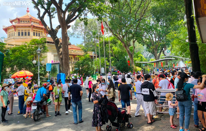 TP.HCM: Người dân 'chen chân' vui chơi trong ngày đầu nghỉ lễ - 8