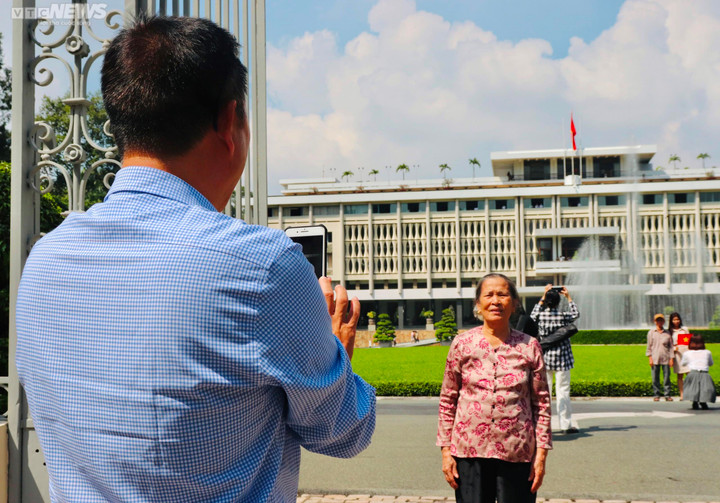 TP.HCM: Người dân 'chen chân' vui chơi trong ngày đầu nghỉ lễ - 5