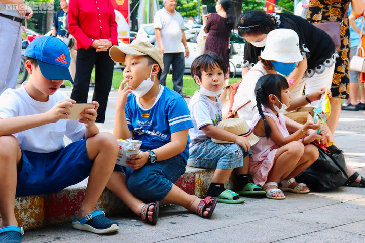 TP.HCM: Người dân 'chen chân' vui chơi trong ngày đầu nghỉ lễ - 4