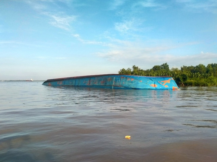 TP.HCM: Kịp thời cứu 3 thuyền viên gặp nạn trên sông Soài Rạp - 1