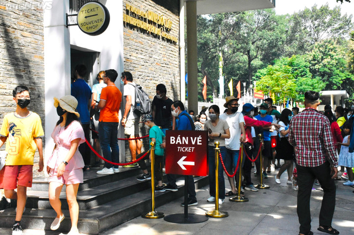 TP.HCM: Người dân 'chen chân' vui chơi trong ngày đầu nghỉ lễ - 2