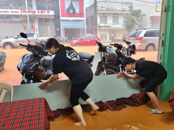 Ảnh: Mưa như trút, Đà Lạt ngập trong biển nước ngày đầu nghỉ lễ - 7