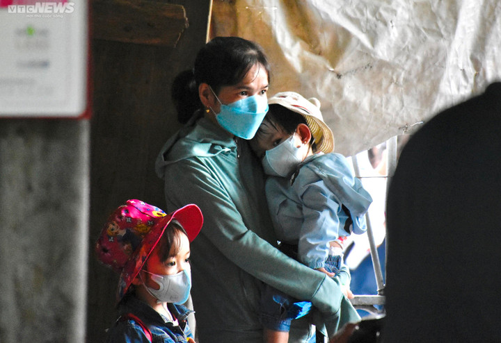 TP.HCM: Người dân 'chen chân' vui chơi trong ngày đầu nghỉ lễ - 11