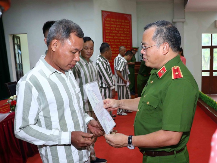 Ảnh: Phó Thủ tướng Phạm Bình Minh trao quyết định đặc xá cho phạm nhân - 4