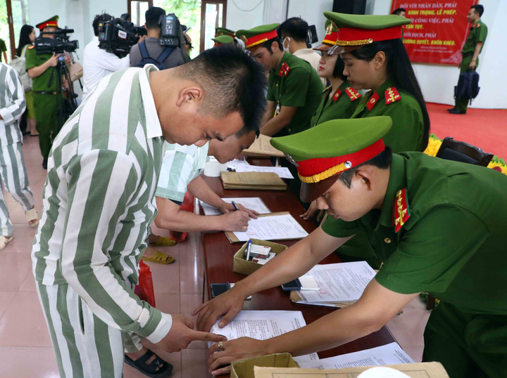 Ảnh: Phó Thủ tướng Phạm Bình Minh trao quyết định đặc xá cho phạm nhân - 8