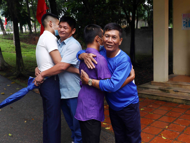 Ảnh: Phó Thủ tướng Phạm Bình Minh trao quyết định đặc xá cho phạm nhân - 9