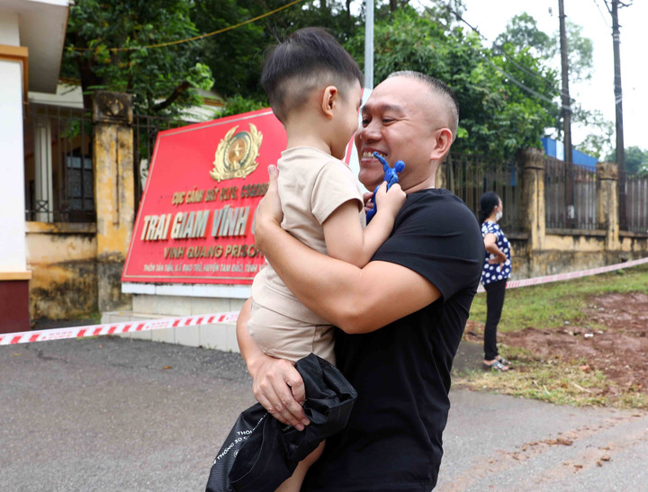 Ảnh: Phó Thủ tướng Phạm Bình Minh trao quyết định đặc xá cho phạm nhân - 10