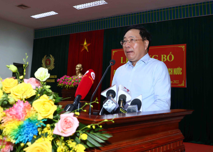 Ảnh: Phó Thủ tướng Phạm Bình Minh trao quyết định đặc xá cho phạm nhân - 2