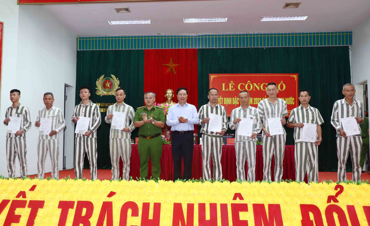 Ảnh: Phó Thủ tướng Phạm Bình Minh trao quyết định đặc xá cho phạm nhân - 1