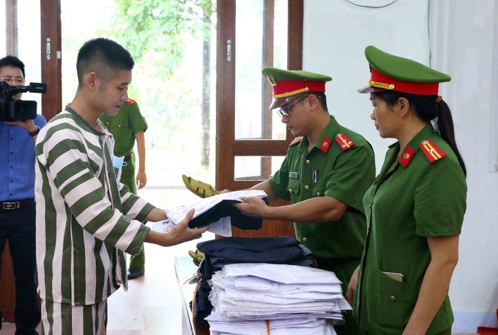 Ảnh: Phó Thủ tướng Phạm Bình Minh trao quyết định đặc xá cho phạm nhân - 7