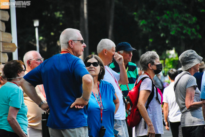 TP.HCM: Người dân 'chen chân' vui chơi trong ngày đầu nghỉ lễ - 6