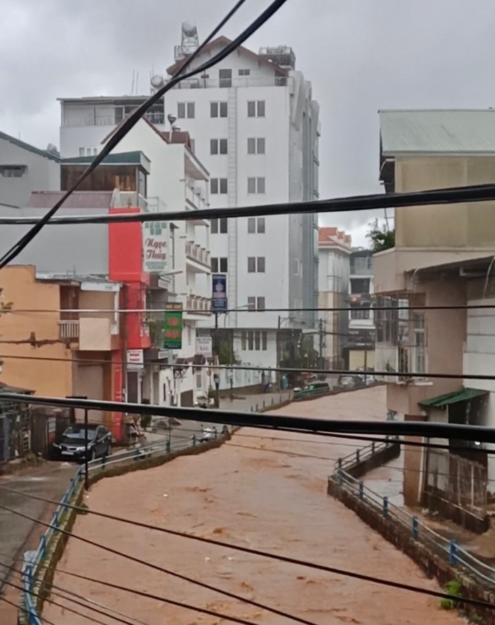 Ảnh: Mưa như trút, Đà Lạt ngập trong biển nước ngày đầu nghỉ lễ - 3