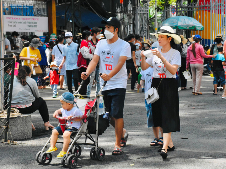 TP.HCM: Người dân 'chen chân' vui chơi trong ngày đầu nghỉ lễ - 10