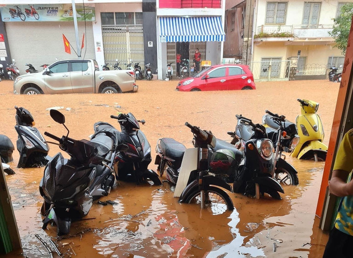 Ảnh: Mưa như trút, Đà Lạt ngập trong biển nước ngày đầu nghỉ lễ - 6