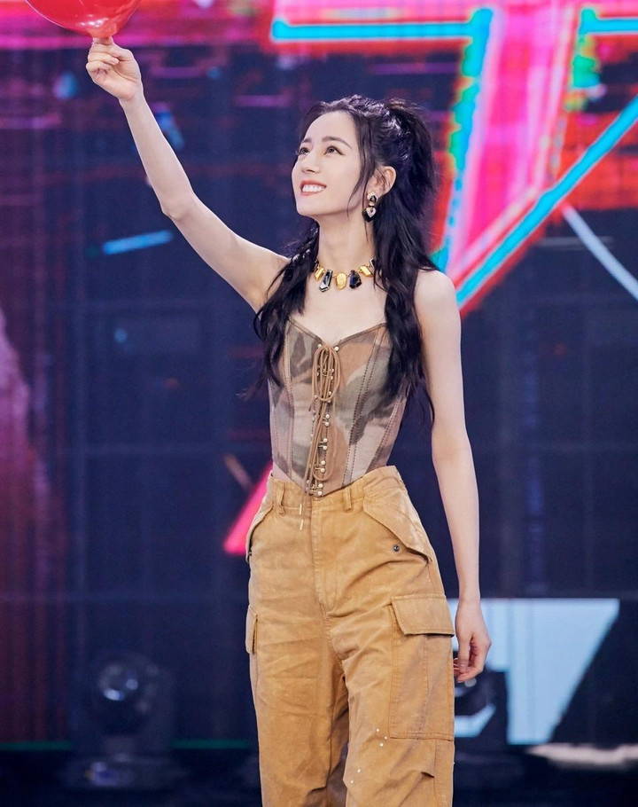 Xương lưng cánh bướm của Địch Lệ Nhiệt Ba bị cho là 'độc hại' - 3