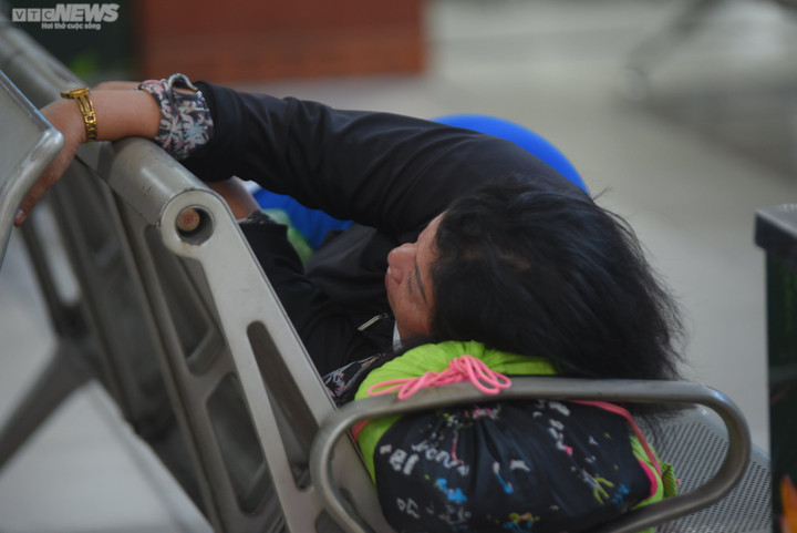 TP.HCM: Hành khách vạ vật, ngủ gục ở bến hàng tiếng đồng hồ chờ xe về quê - 6