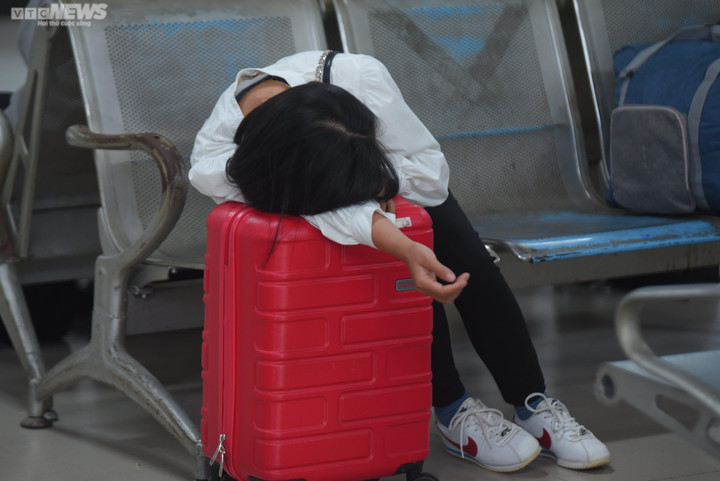 TP.HCM: Hành khách vạ vật, ngủ gục ở bến hàng tiếng đồng hồ chờ xe về quê - 7