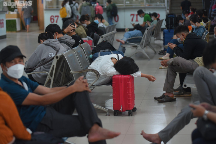 TP.HCM: Hành khách vạ vật, ngủ gục ở bến hàng tiếng đồng hồ chờ xe về quê - 5