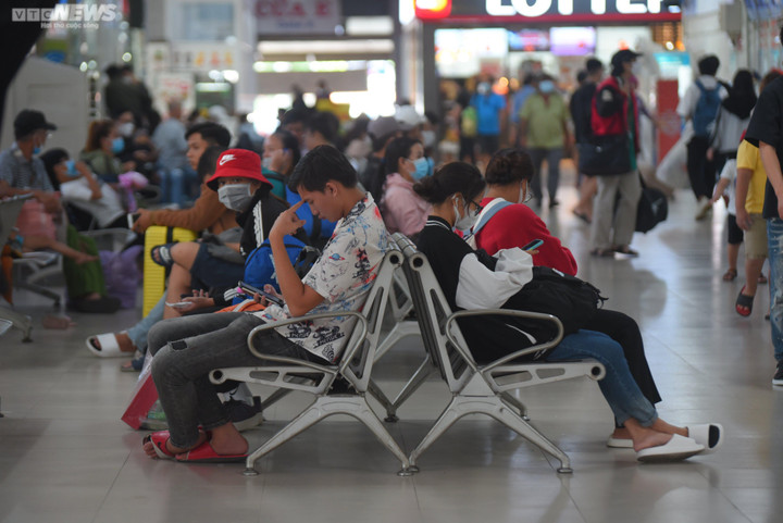 TP.HCM: Hành khách vạ vật, ngủ gục ở bến hàng tiếng đồng hồ chờ xe về quê - 3