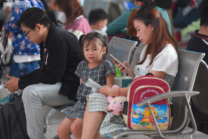 TP.HCM: Hành khách vạ vật, ngủ gục ở bến hàng tiếng đồng hồ chờ xe về quê - 4