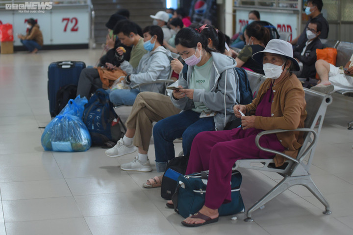 TP.HCM: Hành khách vạ vật, ngủ gục ở bến hàng tiếng đồng hồ chờ xe về quê - 10