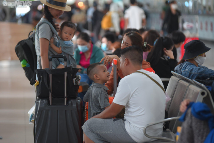 TP.HCM: Hành khách vạ vật, ngủ gục ở bến hàng tiếng đồng hồ chờ xe về quê - 9