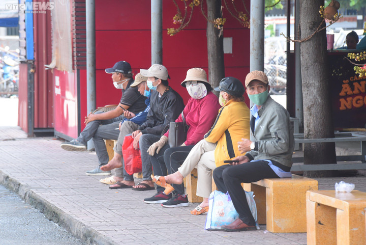 TP.HCM: Hành khách vạ vật, ngủ gục ở bến hàng tiếng đồng hồ chờ xe về quê - 2