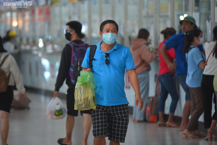 TP.HCM: Hành khách vạ vật, ngủ gục ở bến hàng tiếng đồng hồ chờ xe về quê - 1