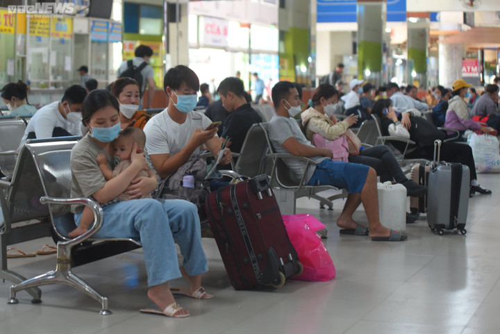 TP.HCM: Hành khách vạ vật, ngủ gục ở bến hàng tiếng đồng hồ chờ xe về quê - 8